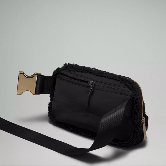 Lululemon Sherpa Belt Bag - Picture 2 of 6